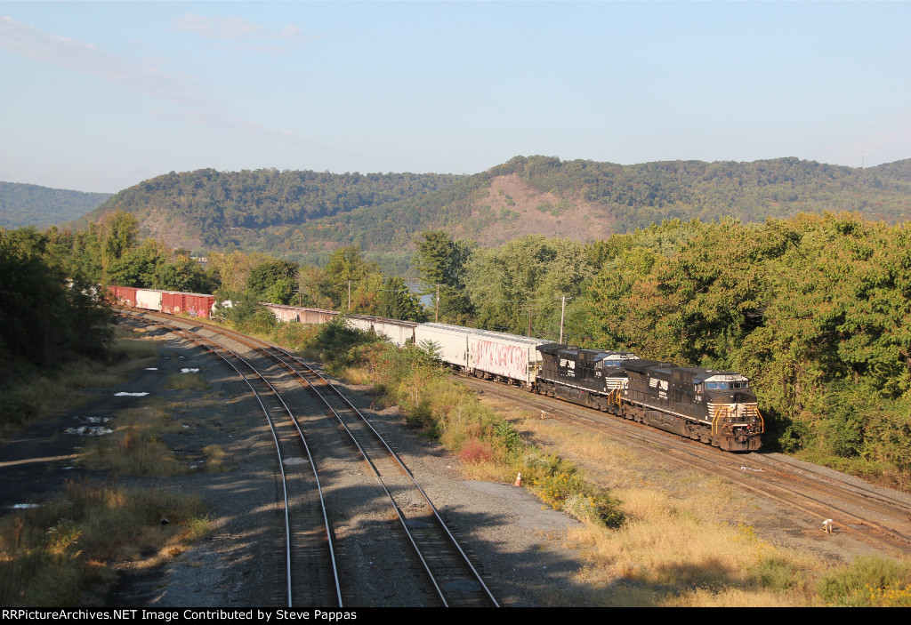 NS 4191 and 4176 lead train 12R into Enola yard